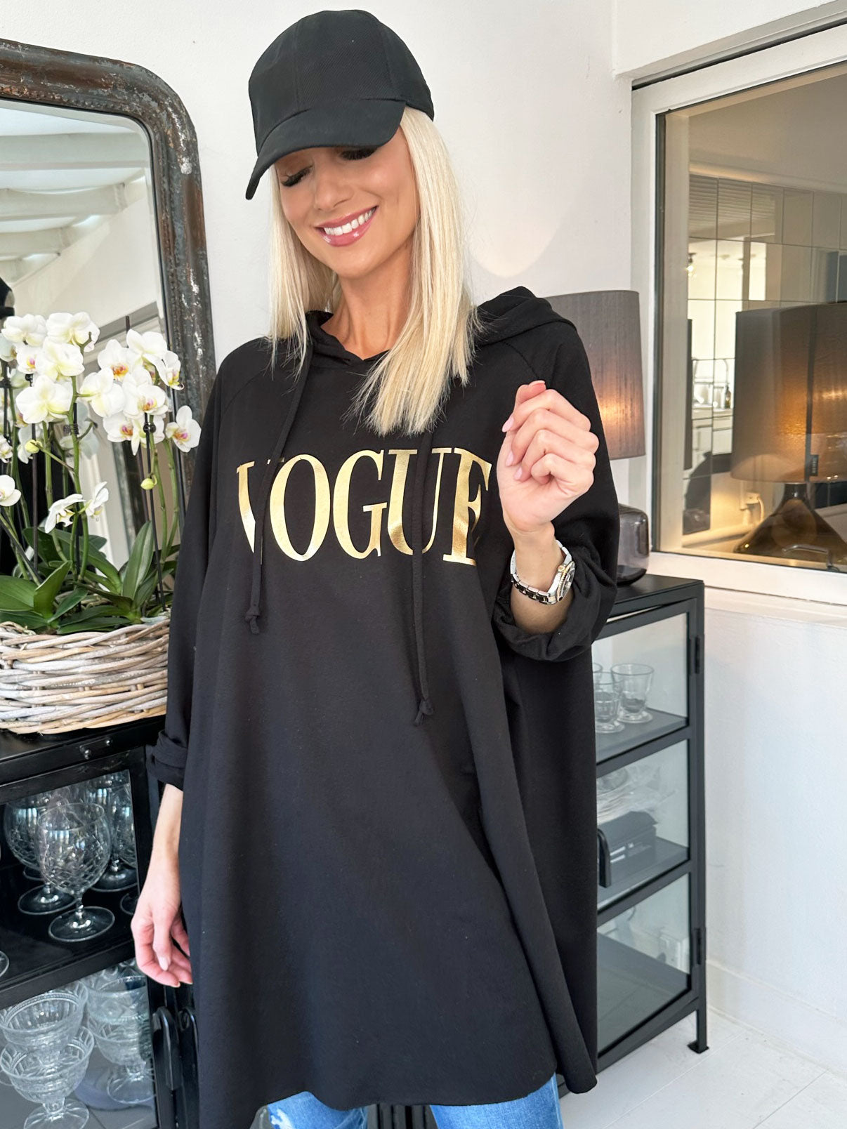Cecilia - Sweatshirtklänning med luva och guldigt vogue-tryck
